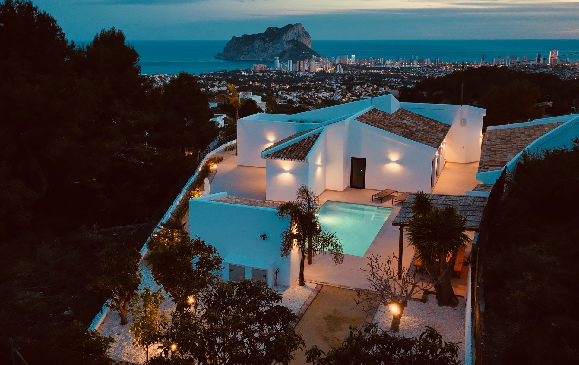Casa Monte Verde aerial view at dusk with Peñón de Ifach and Calpe in the background